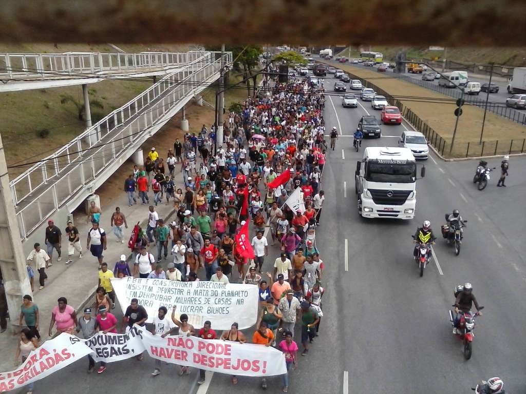 Moradores da Ocupação Isidoro realizam marcha em direção à sede do TJMG (Reprodução/Facebook)