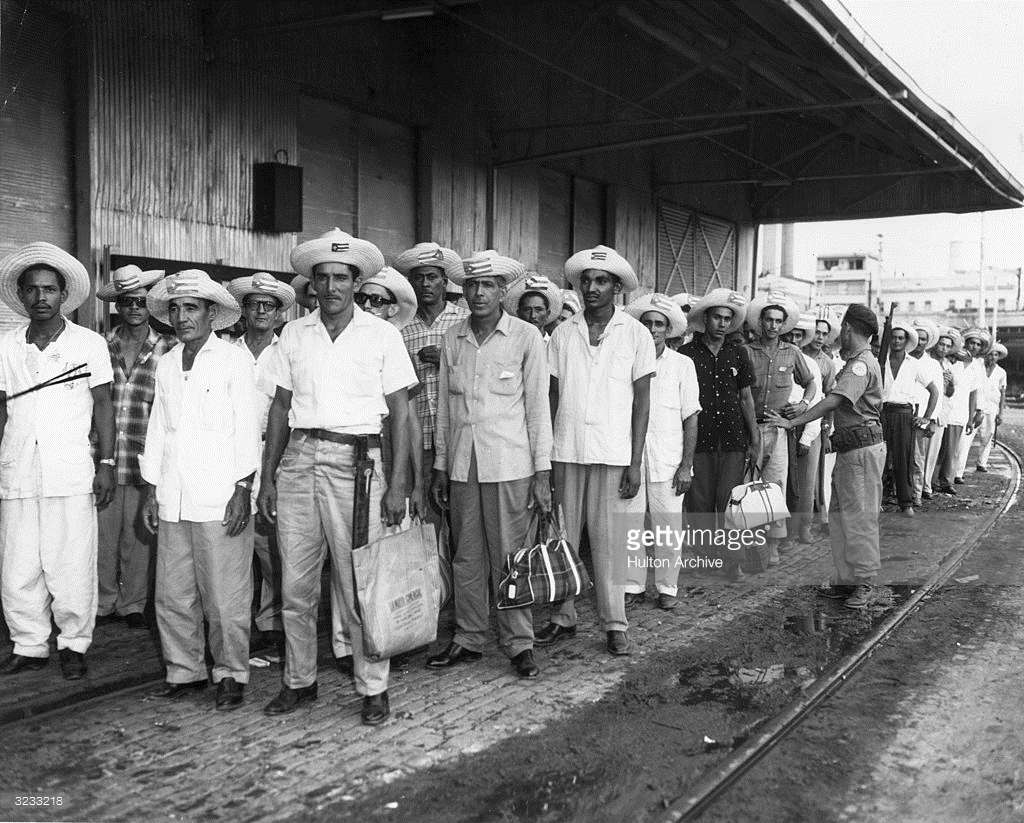 Campesinato cubano (Reprodução: http://www.gettyimages.in/detail/news-photo/large-group-of-cuban-peasant-men-wearing-straw-hats-news-photo)