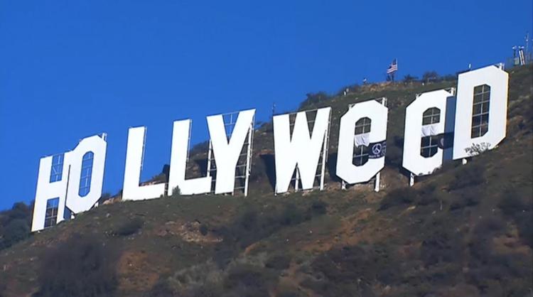 Duas letras "o" da palavra "Hollywood" foram substituídas por dois "e", o que alterou a palavra para "Hollyweed".