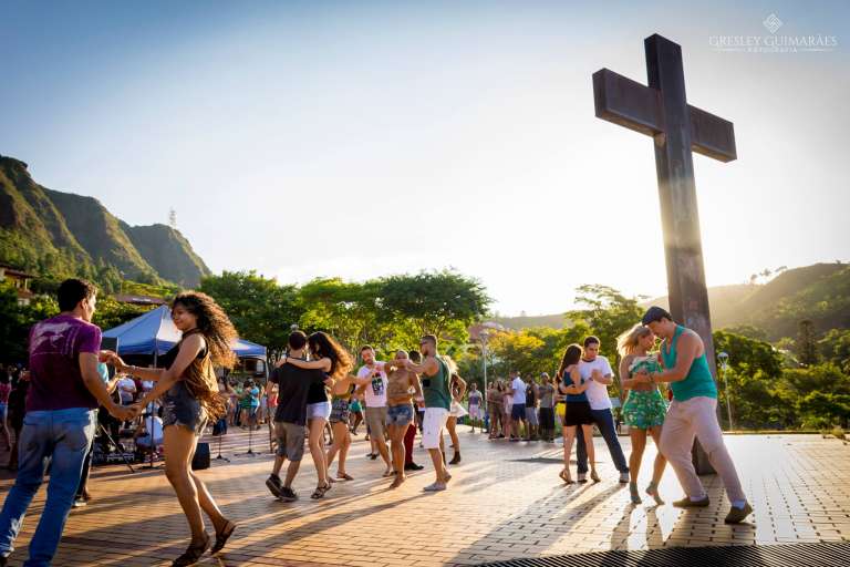 Aproveite um forrozinho na tarde deste sábado na Praça do Papa