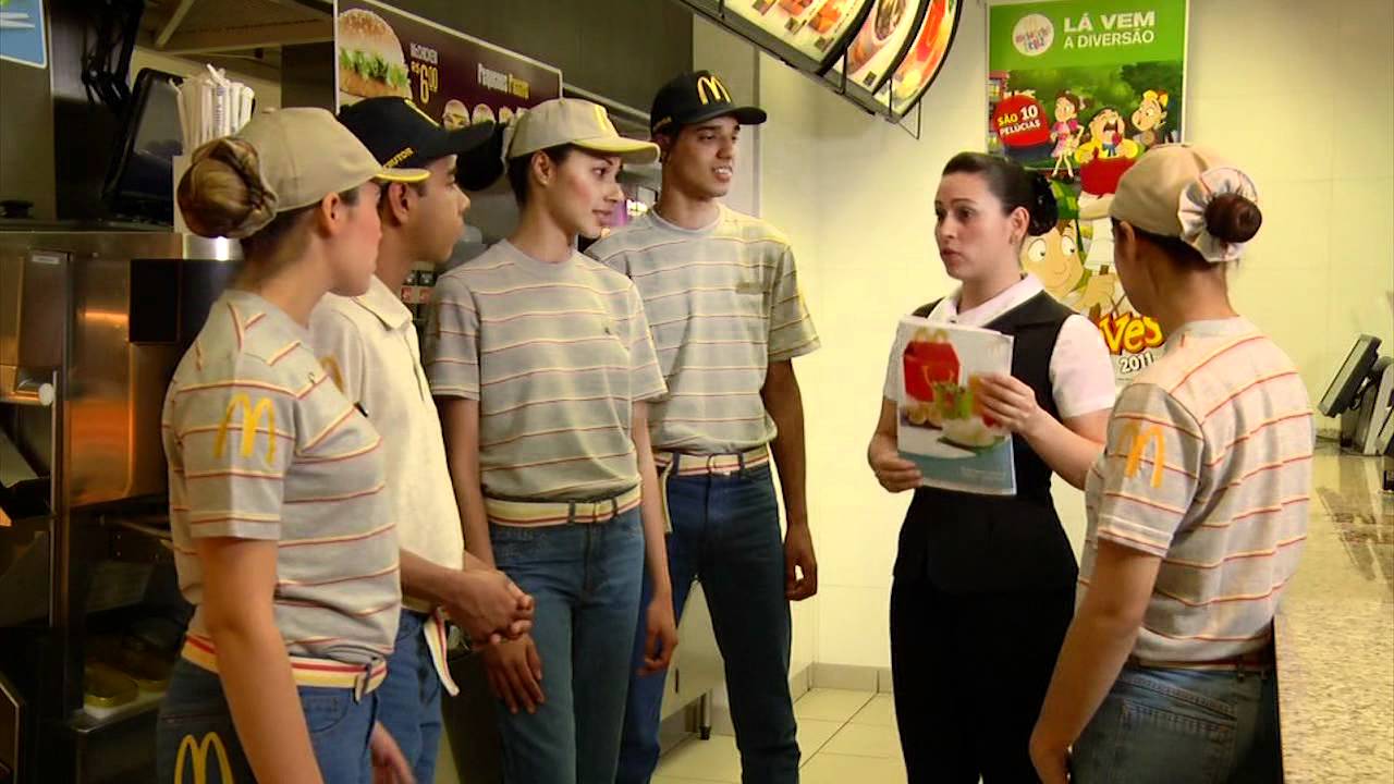 McDonald's abandona uniforme clássico e renova roupa dos funcionários