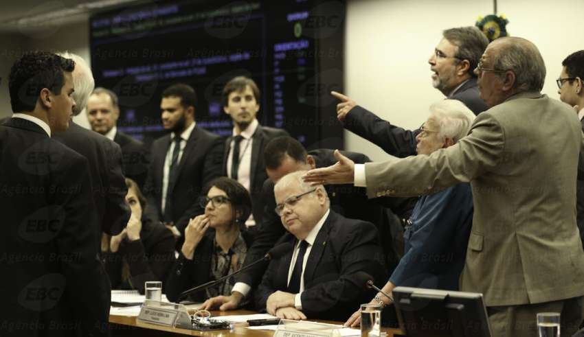 Resultado de imagem para Resistências a distritão e função de R$ 3,6 bi são boa notícia