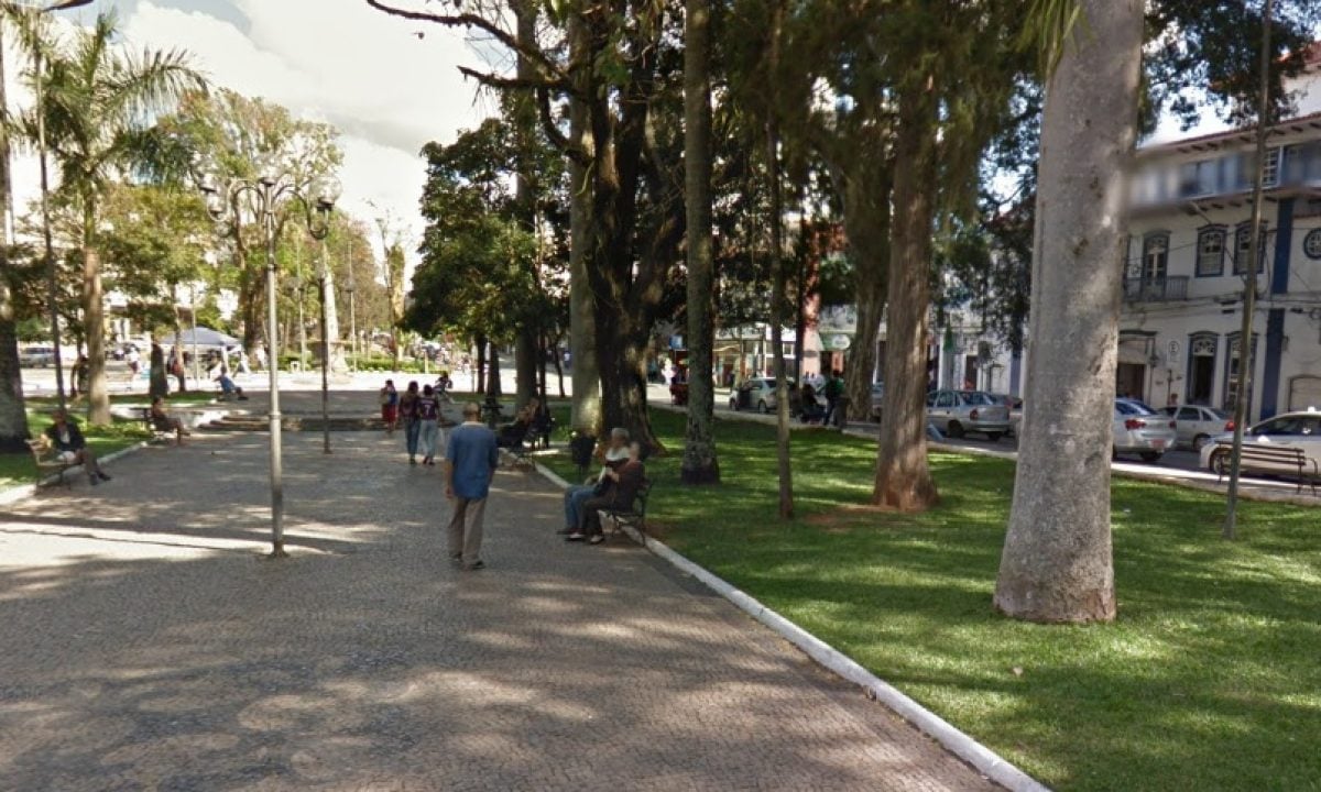 Casal é flagrado fazendo sexo em praça no interior de MG e vira alvo de  chacotas