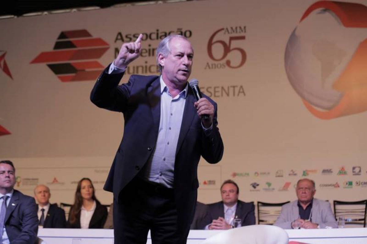 Ciro Gomes vaiado e abandona palco ap s questionar formato de