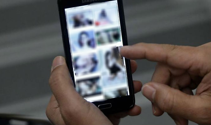 Descoberta de pornografia no celular do marido vira caso de polícia