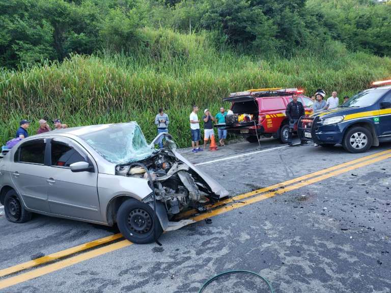 Três veículos se acidentam na BR-381 neste domingo e fazem 9 vítimas