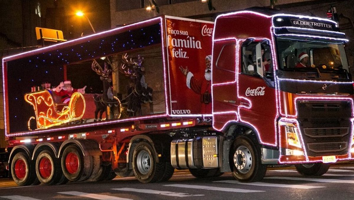 A magia e o brilho do Natal Caravana iluminada da Coca Cola chega