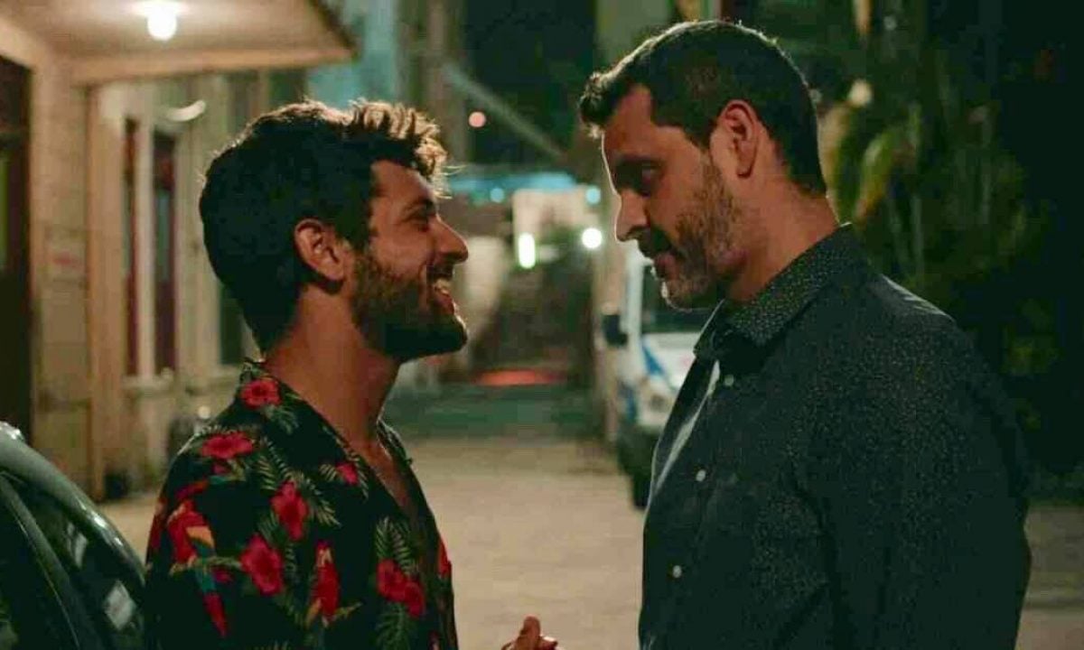 Globo exibe beijo gay no dia da criminalização da homofobia