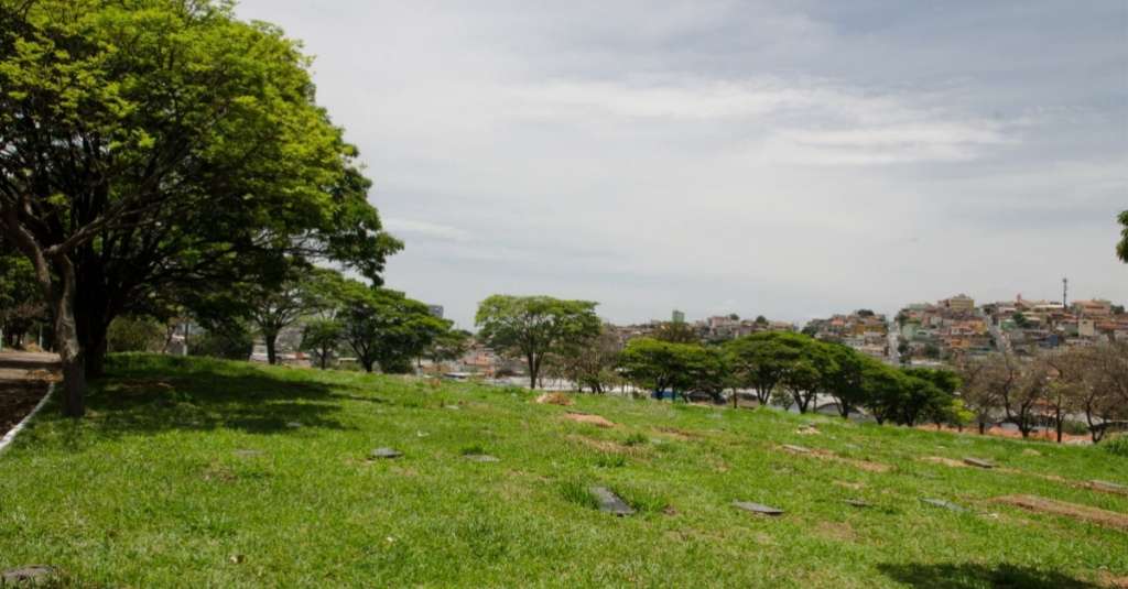 Mulher denuncia descaso e ameaça de coveiro ao enterrar a mãe em BH