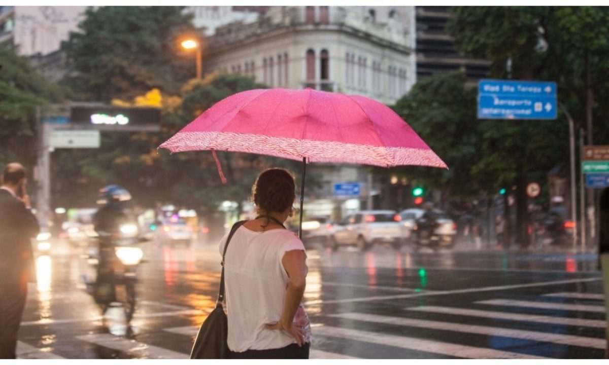 Visit Belo Horizonte - É tanta chuva 💦 que tive que trocar minha vassoura  🧹 por um rodo  ☔️ #BeloHorizonte #chuvoso #chuva #frio #nublado  #paisagem #chuvisco #clima #rain #chuvas #tempo #vento #