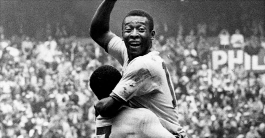 Pelé comemora gol com a camisa da a seleção brasileira