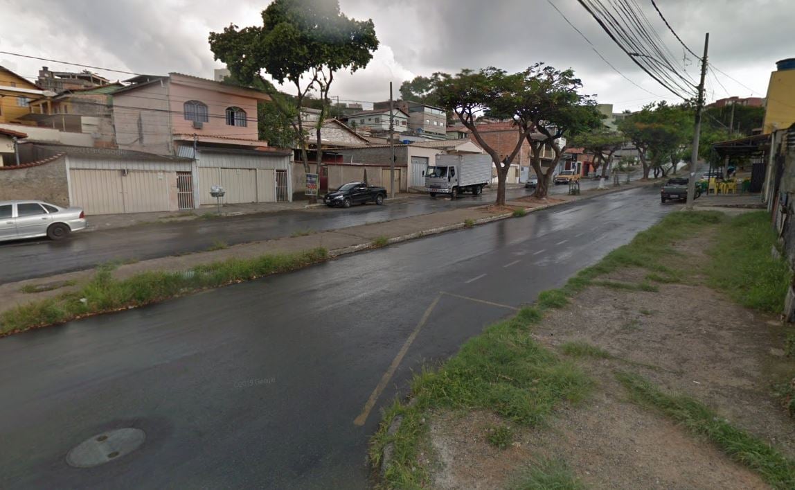 Homem se masturba no meio da rua em frente a criança de 2 anos