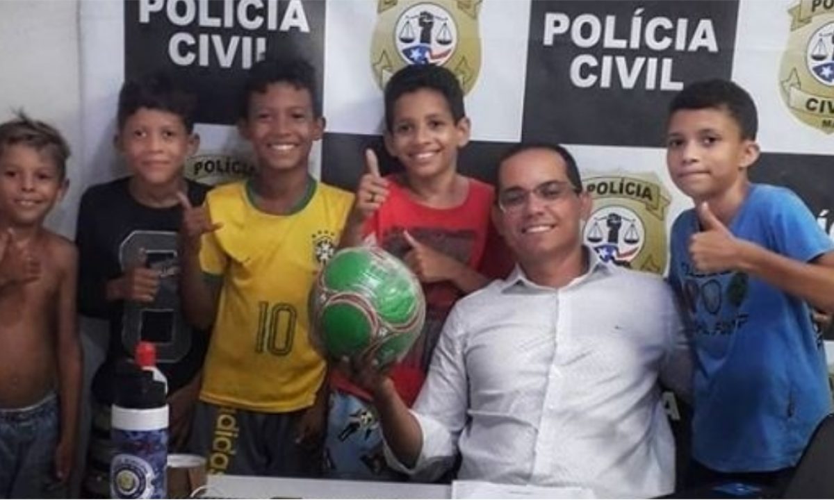 Garotos vão a delegacia após vizinha tomar bola e relato viraliza