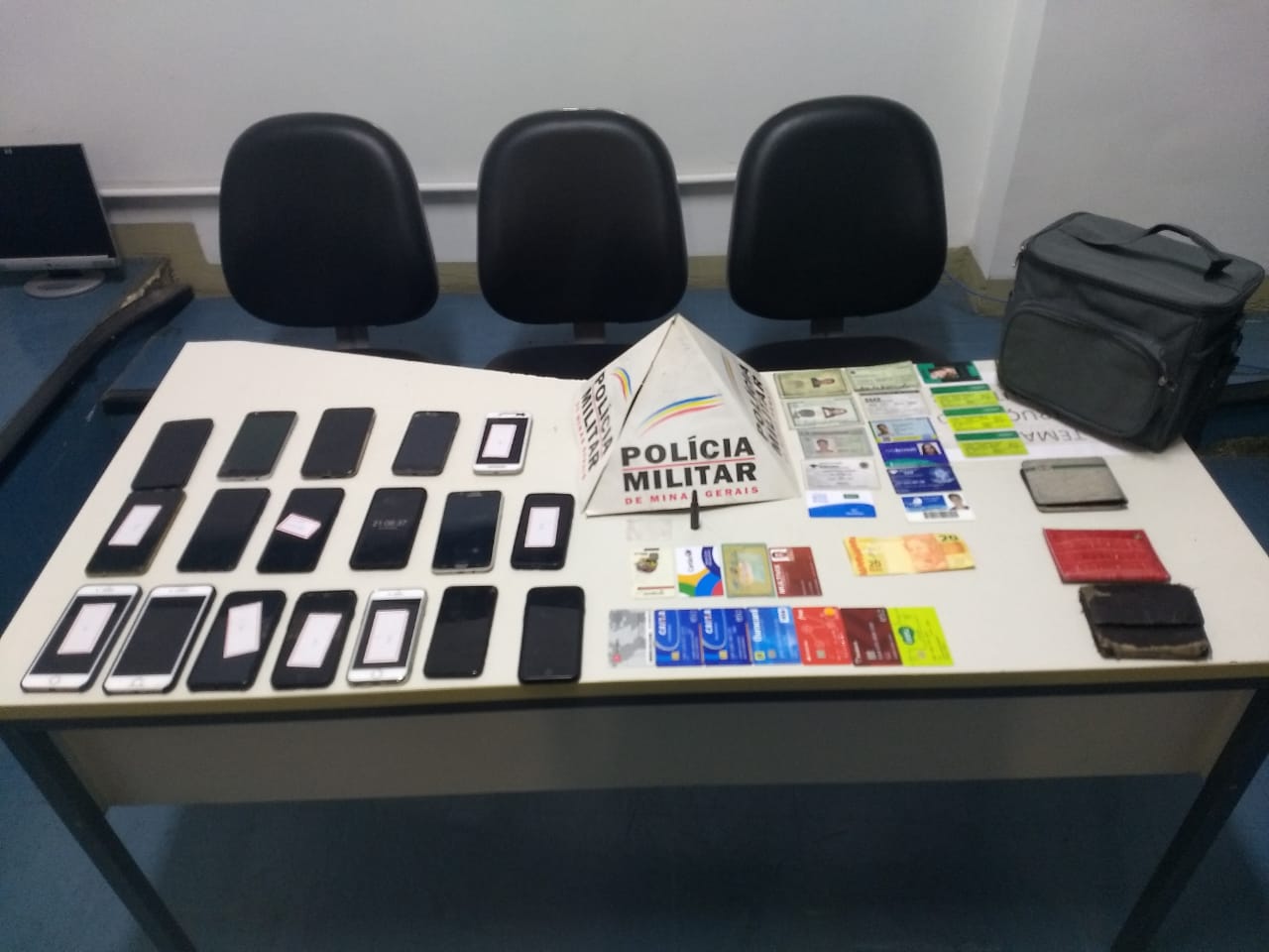 Ladrão rouba 19 celulares em bloco