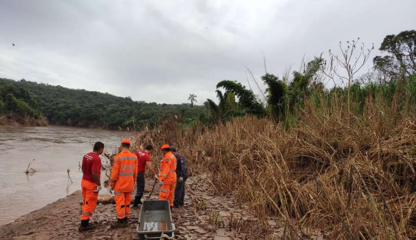 Bombeiros resgatam corpo