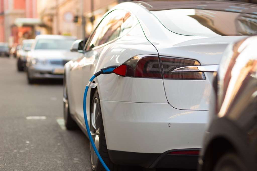 Donos de carros elétricos terão desconto de 20% na conta de luz em MG