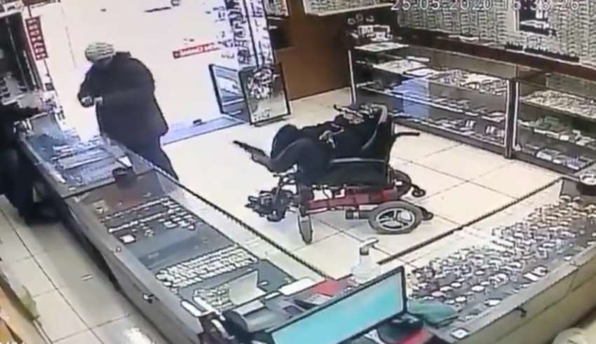 homem em cadeira de rodas assalta