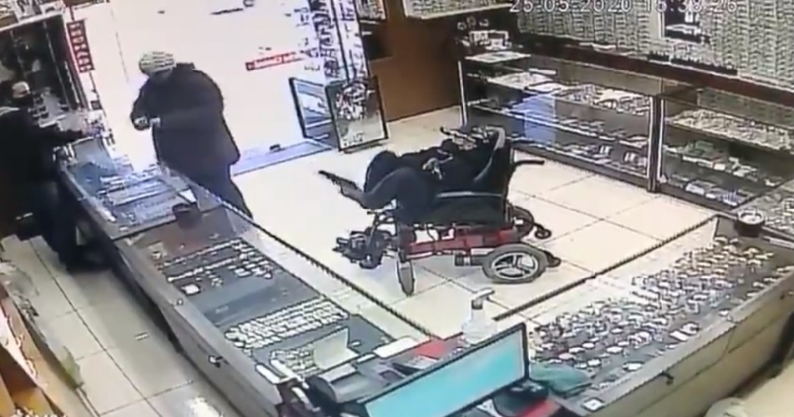 homem em cadeira de rodas assalta