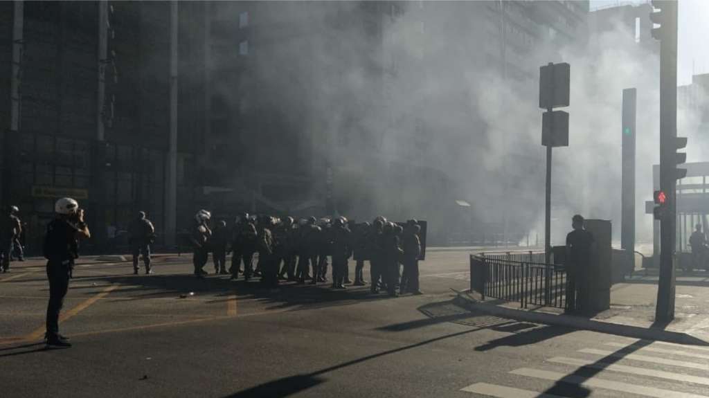 Manifestantes Entram Em Confronto Com A Pol Cia Em Ato Pr Democracia