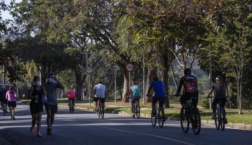 Pessoas se aglomeram para praticar corrida e andar de bicicleta na orla da Pampulha mesmo risco do pico da Covid-19