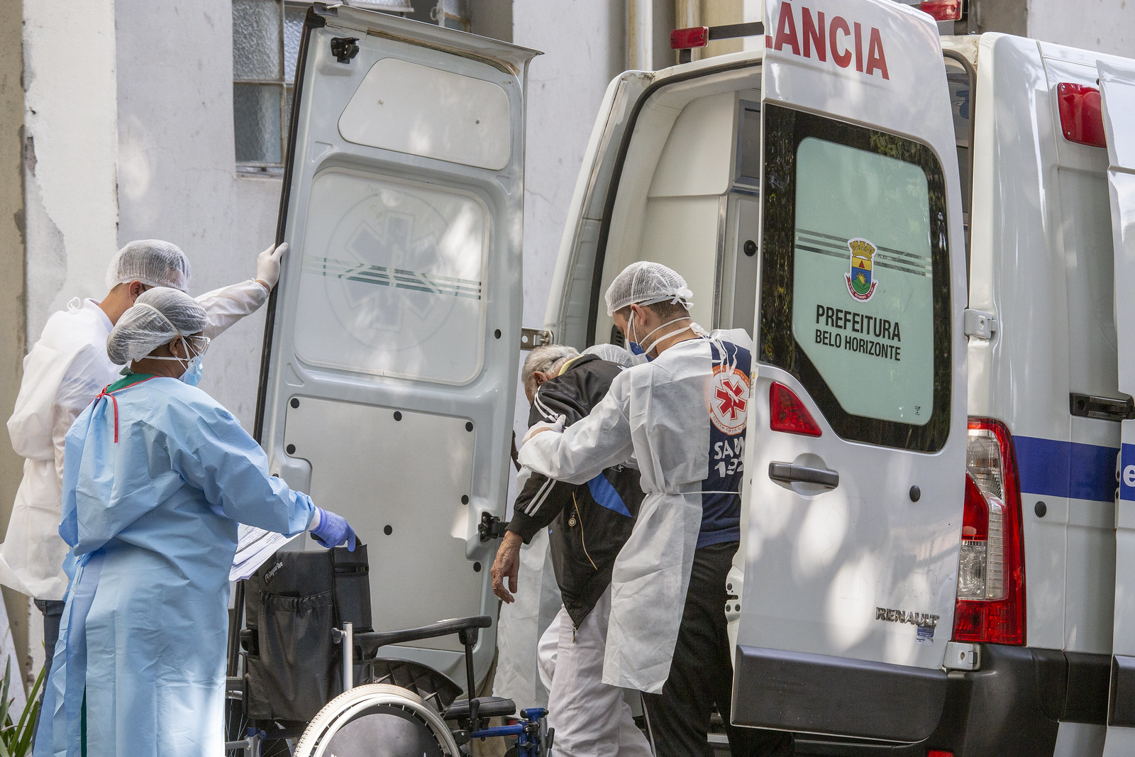 Funcionários de hospital desembarcam paciente de ambulância em BH