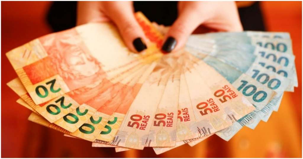 O Banco BMG foi condenado a indenizar uma aposentada e a devolver, em dobro, valores descontados do benefício previdenciário.