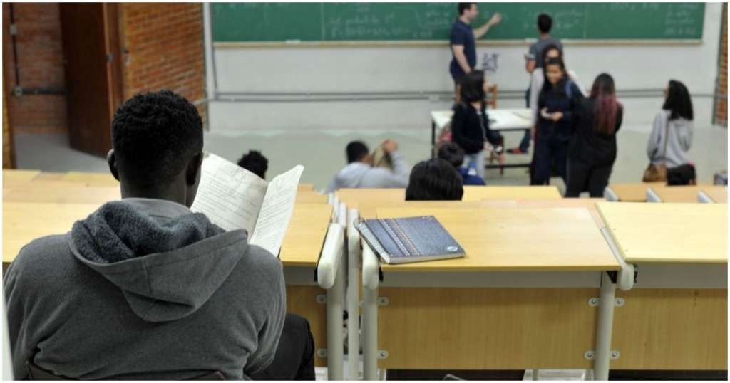 Alunos em sala de aula realizam provas para ingressarem em universidades