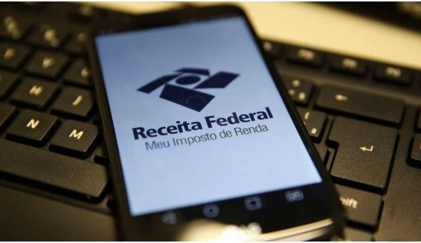 Trabalhadores podem usar o celular para ter acesso a informações da Receita Federal