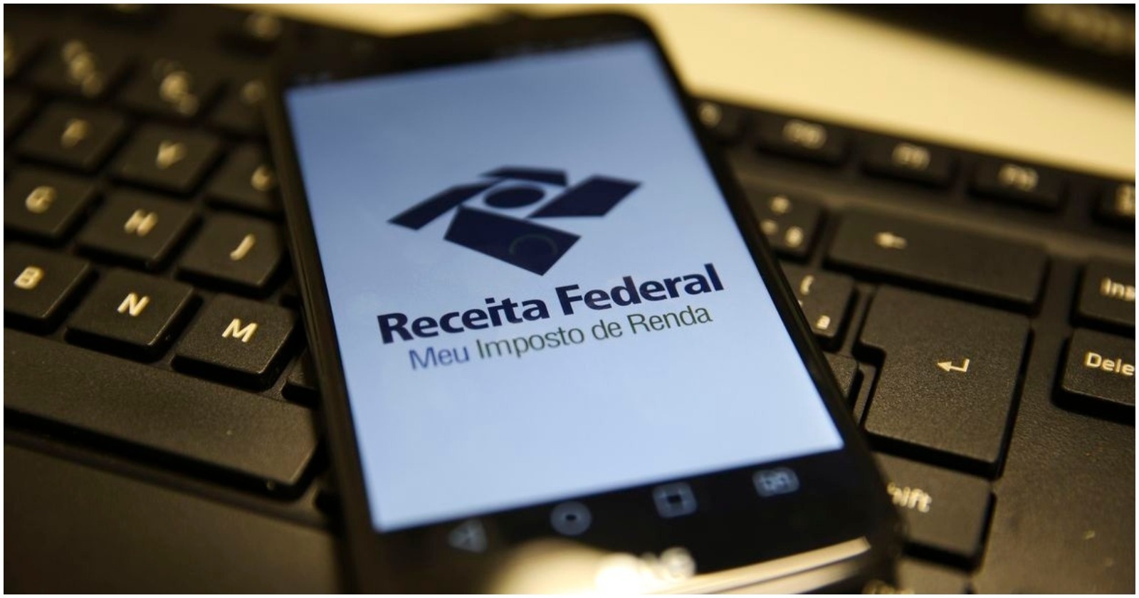 Trabalhadores podem usar o celular para ter acesso a informações da Receita Federal