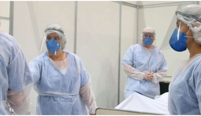 Enfermeiros e médicos com roupas de proteção contra a Covid-19