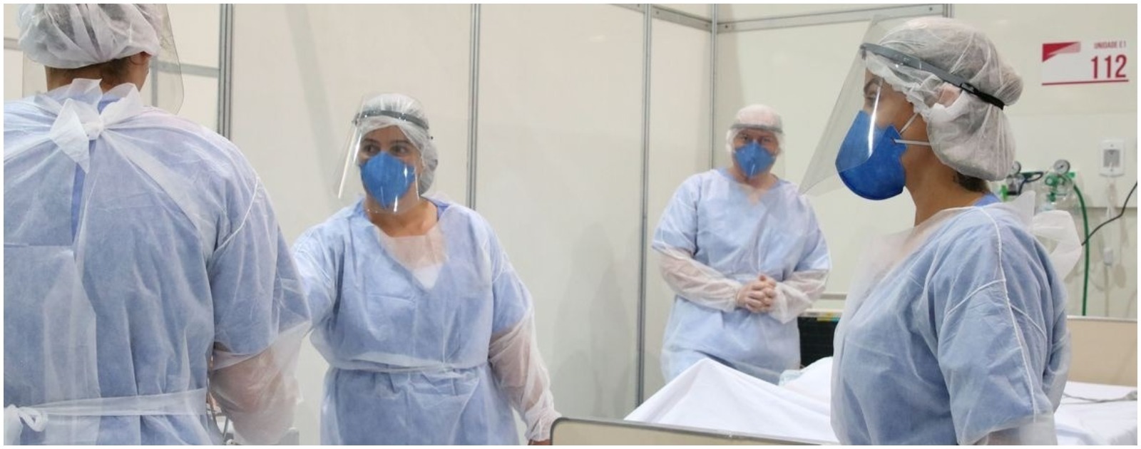 Enfermeiros e médicos com roupas de proteção contra a Covid-19