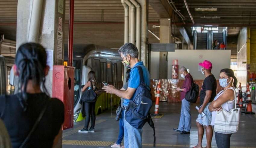 pessoas esperando ônibus em BH