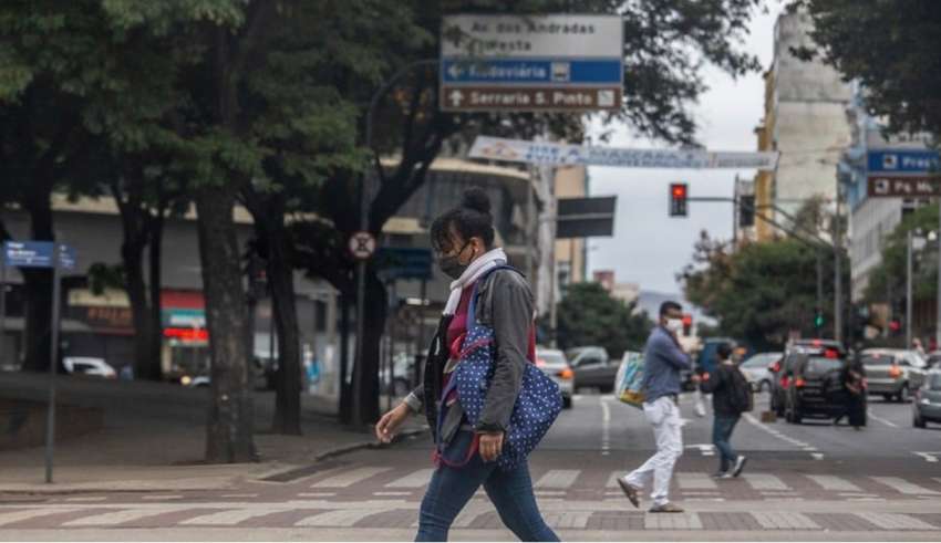 pessoas andando com máscara no centro de Belo Horizonte