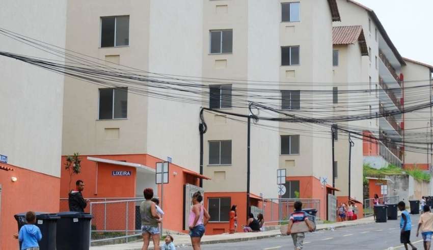 pessoas na entrada de um conjunto habitacional