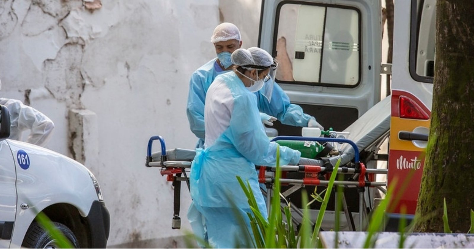 Enfermeiros retirando maca da ambulância na região hospitalar de Belo Horizonte