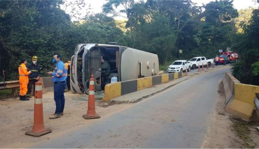 ônibus com funcionários da Vale tombado