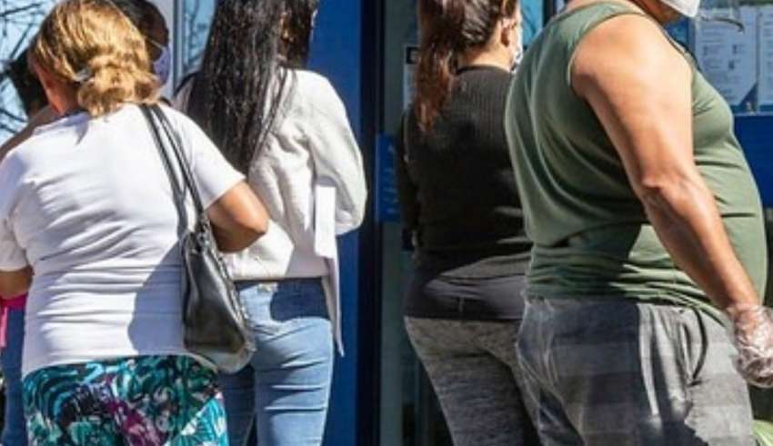 pessoas na fila da Caixa em BH