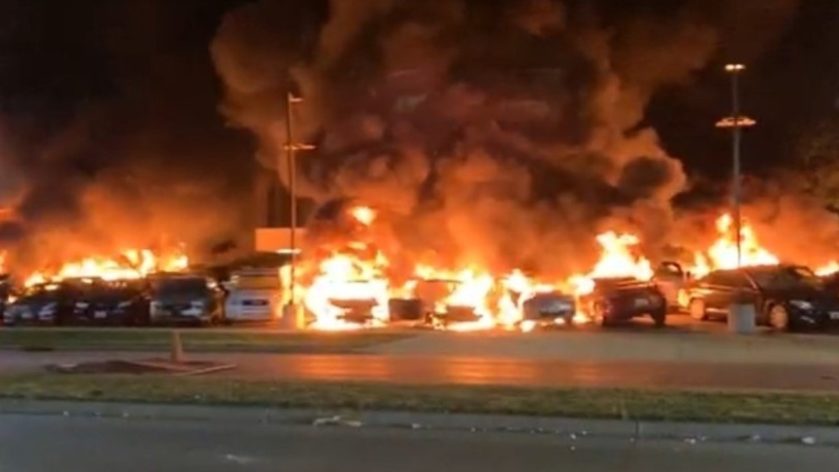 Carros pegando fogo em protestos de Wiconsin