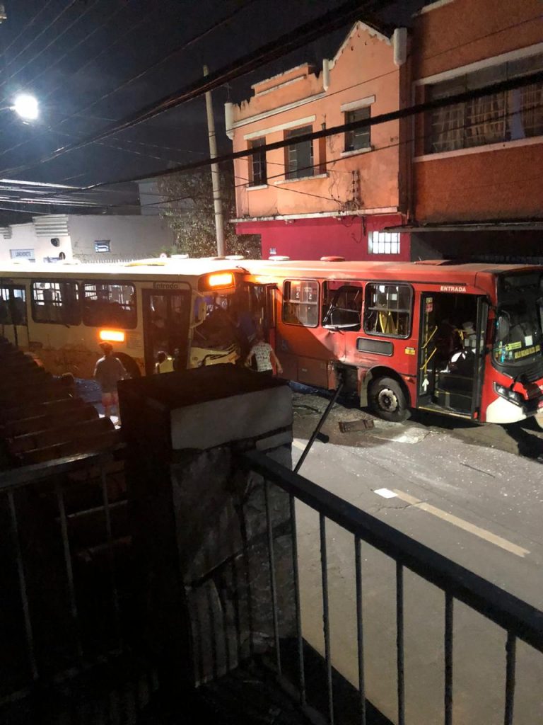 Acidente ônibus no Carlos Prates