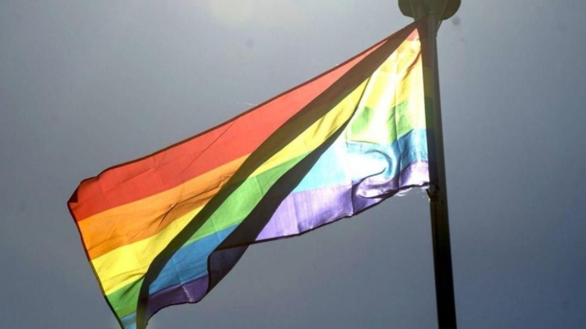 Bandeira LGBT balançando