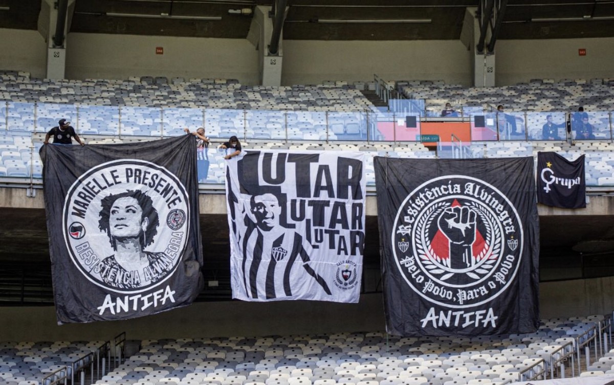 Bandeiras atleticanas com mensagens antifascistas estendidas no Mineirão