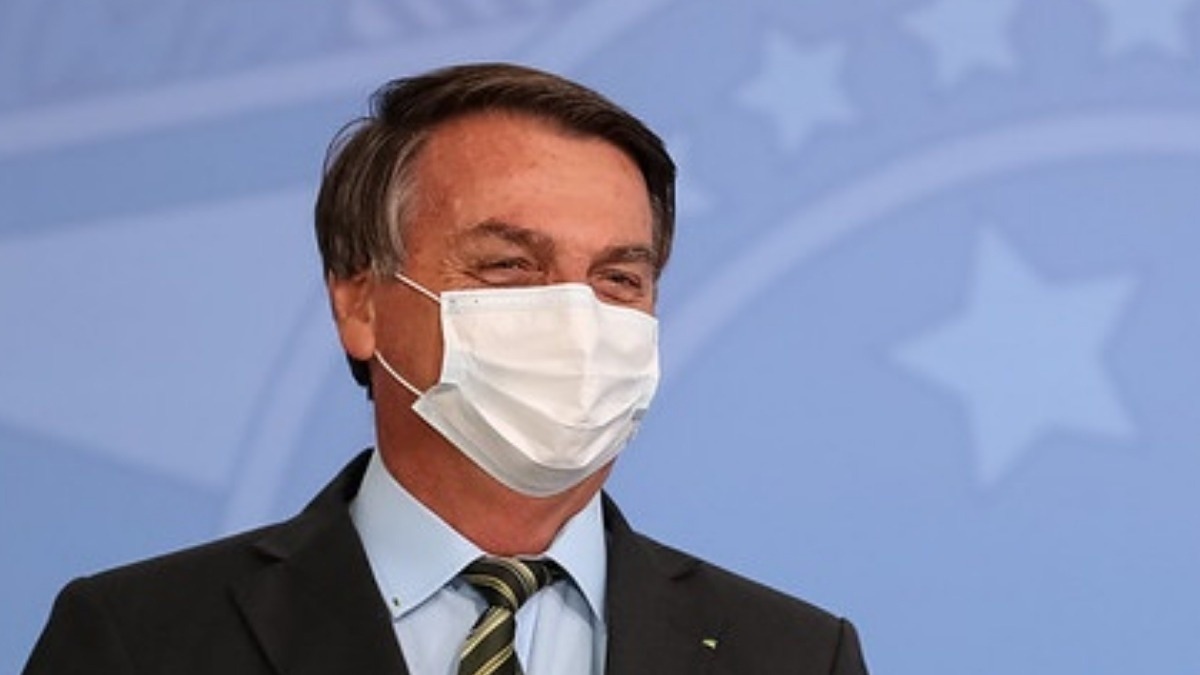 Bolsonaro tira foto com máscara