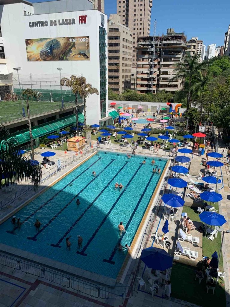 Clubes voltam a funcionar em BH e frequentadores comemoram