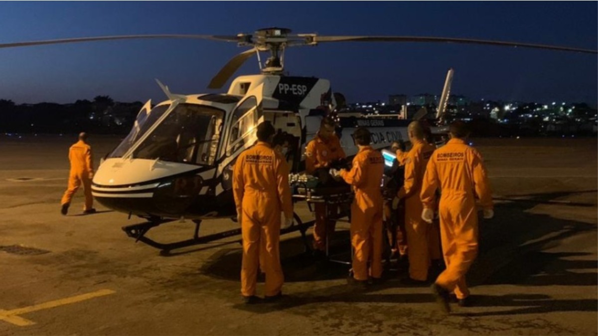 Socorristas colocam criança em helicóptero