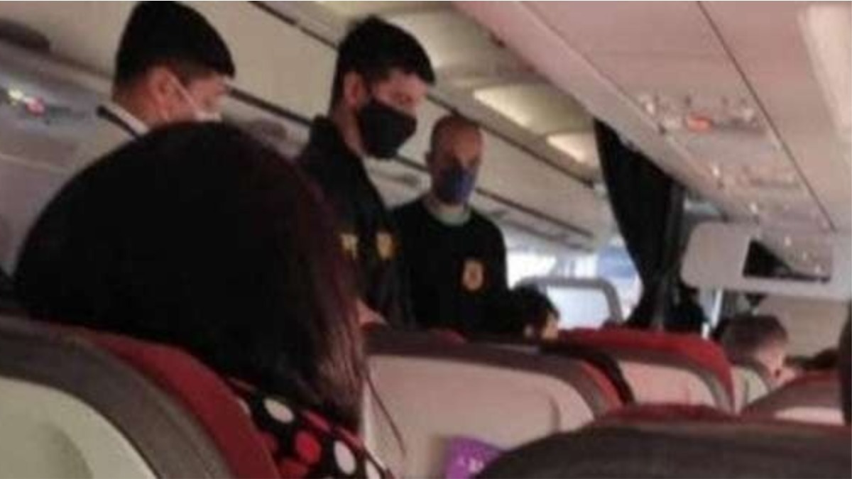 Agentes da polícia dentro de avião