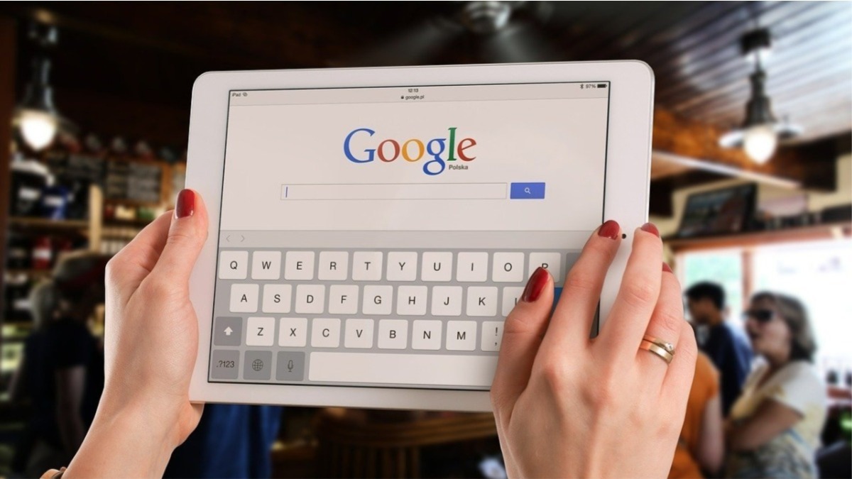 Mulher usa google em tablet