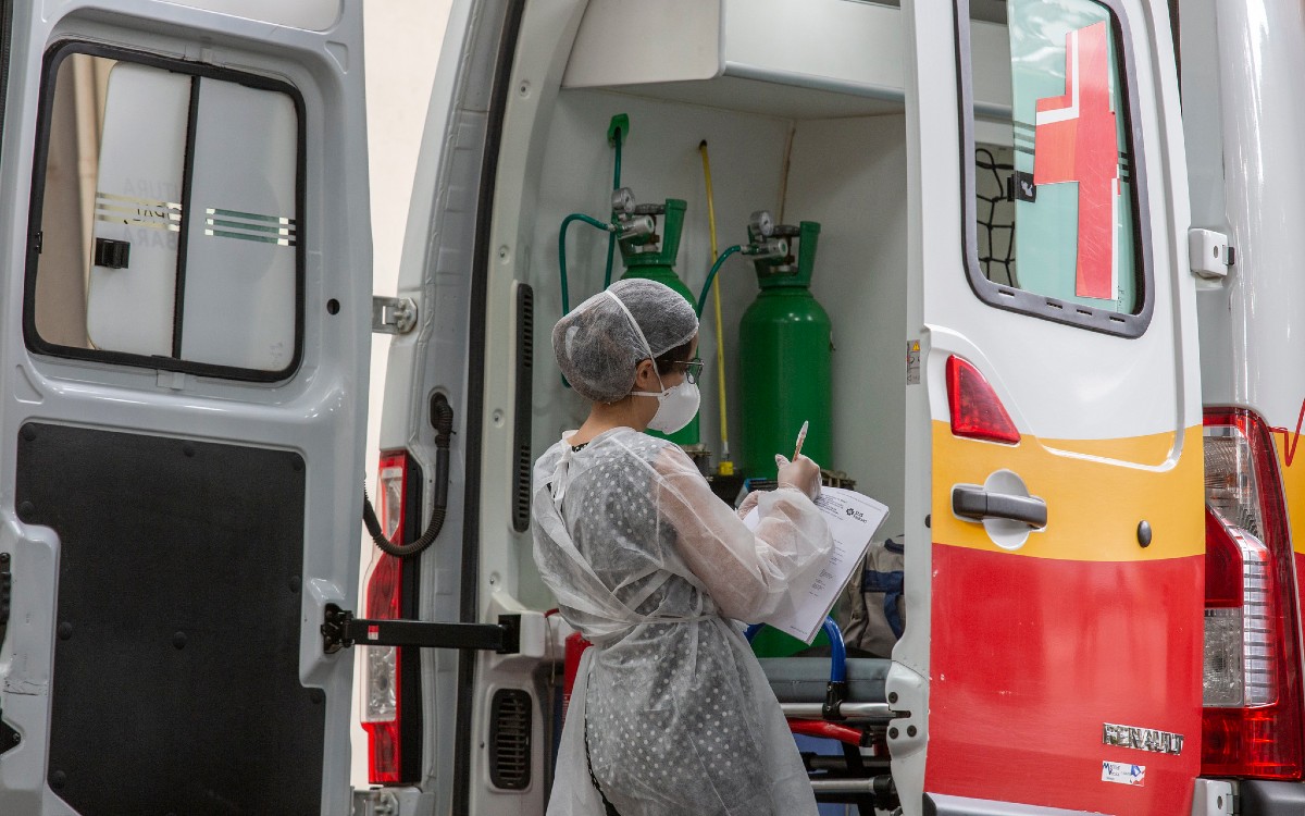 profissional da saúde em frente a uma ambulância na Santa Casa BH