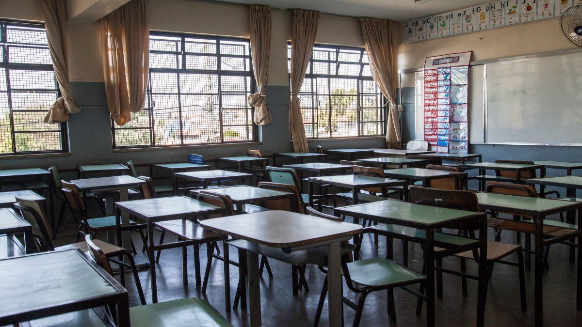 cadeiras em sala de aula vazia de escola em bh