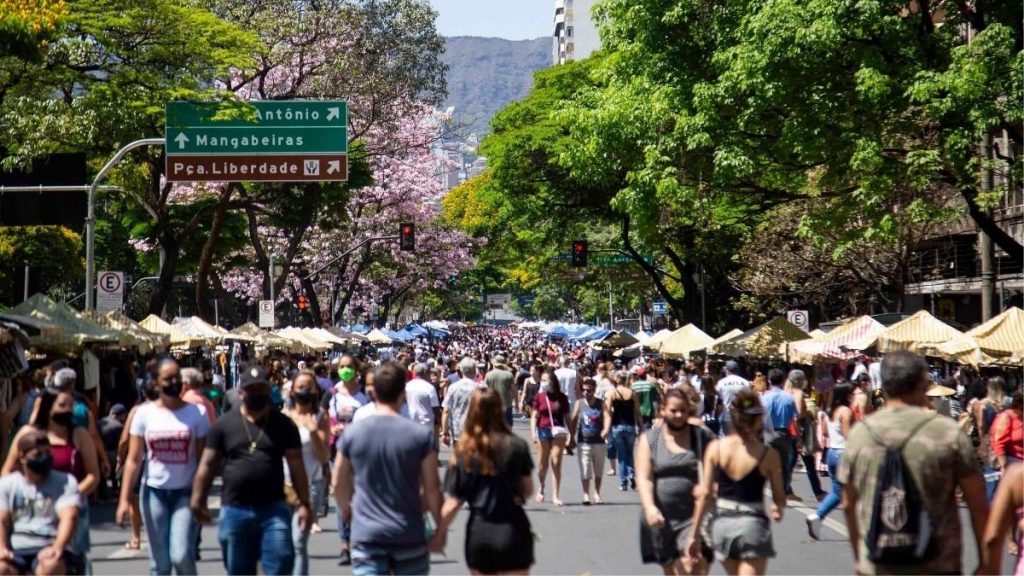 Feira Feira Hippie volta a funcionar com mais espaço e agrada clientes