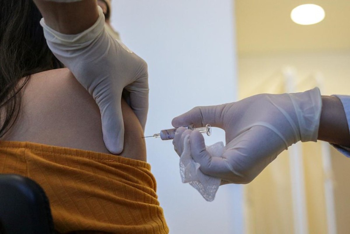 voluntária recebe vacina em teste coronavac